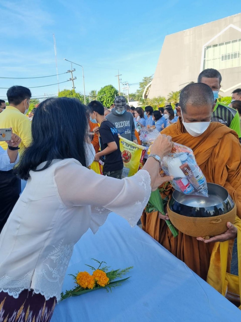 LINE_ALBUM_ตักบาตร พระสังฆราช_๒๓๐๖๒๖_0