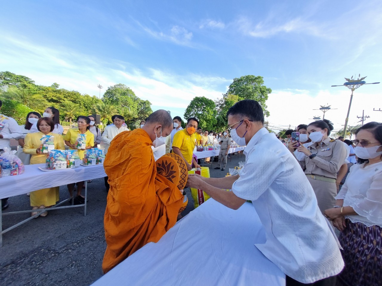 LINE_ALBUM_ตักบาตร พระสังฆราช_๒๓๐๖๒๖_10