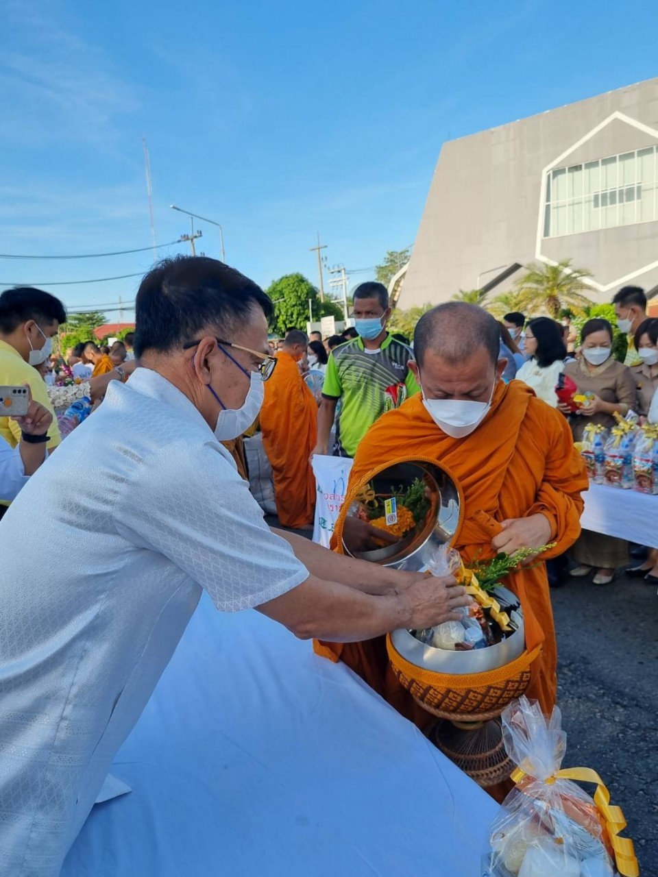 LINE_ALBUM_ตักบาตร พระสังฆราช_๒๓๐๖๒๖_2