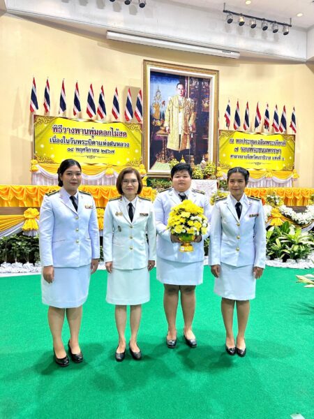 LINE_ALBUM_ร่วมพิธีวางพานพุ่มดอกไม้สด วันพระบิด_241115_9