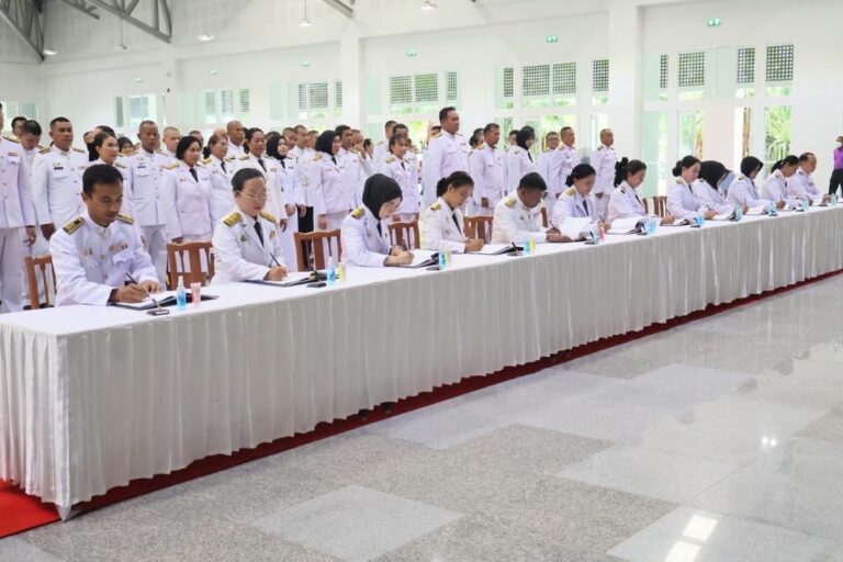 LINE_ALBUM_พิธีลงนามวางพานพุ่ม วันเฉลิมพระชนพรร_250604_1