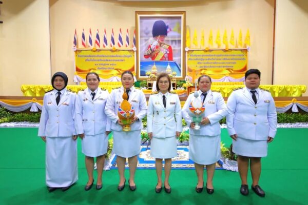 LINE_ALBUM_พิธีวางพานพุ่มและจุดเทียนถวายพระพร 28768_250730_10