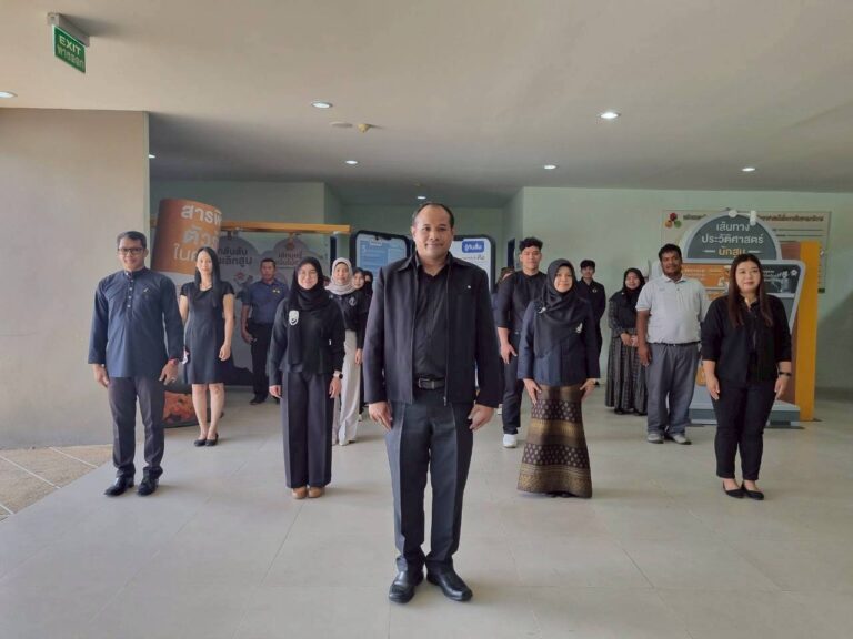 LINE_ALBUM_ลงนามถวายความอาลัย พระพันปีหลวง 101168_251110_4