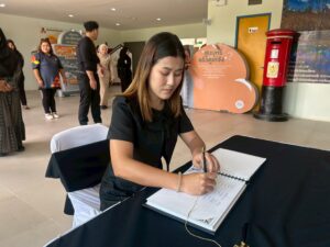 LINE_ALBUM_ลงนามถวายความอาลัย พระพันปีหลวง 101168_251112_1
